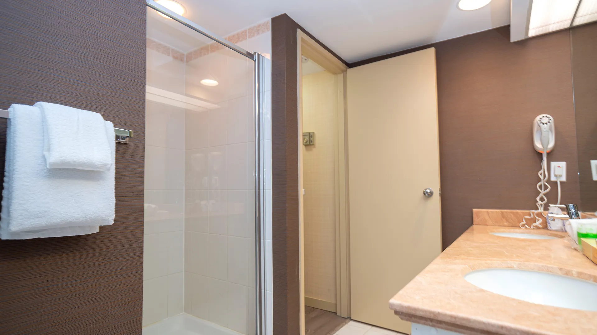 Landis Hotel And Suites Vancouver